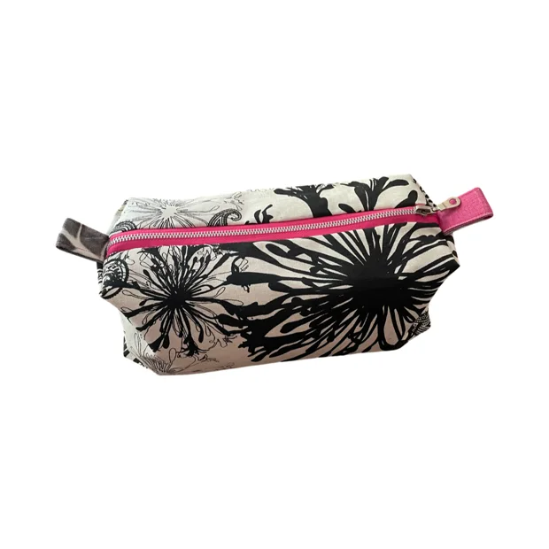 WASH BAGS - BLACK AGAPANTHUS FLORAL